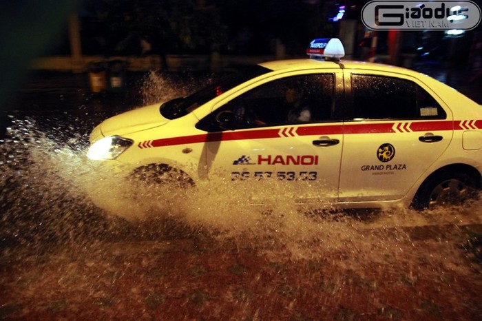 Lượng mưa quá lớn đột ngột đổ xuống khiến nhiều tuyến phố trong nội thành Hà Nội ngập nước khá nặng